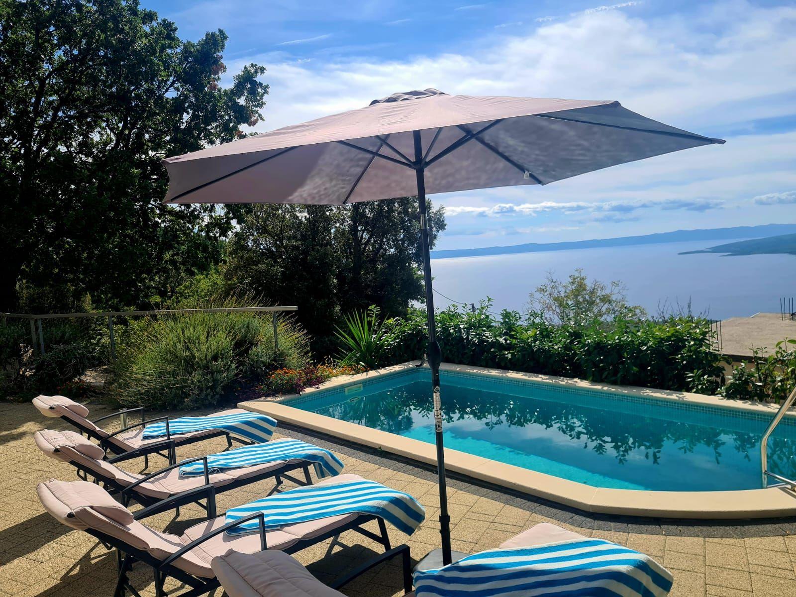 Ferienhaus mit Pool und Meerblick und vier Schlafz Ferienhaus in Dalmatien