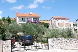 Ferienwohnung mit Balkonen, umgeben von mediterran Ferienhaus in Dalmatien