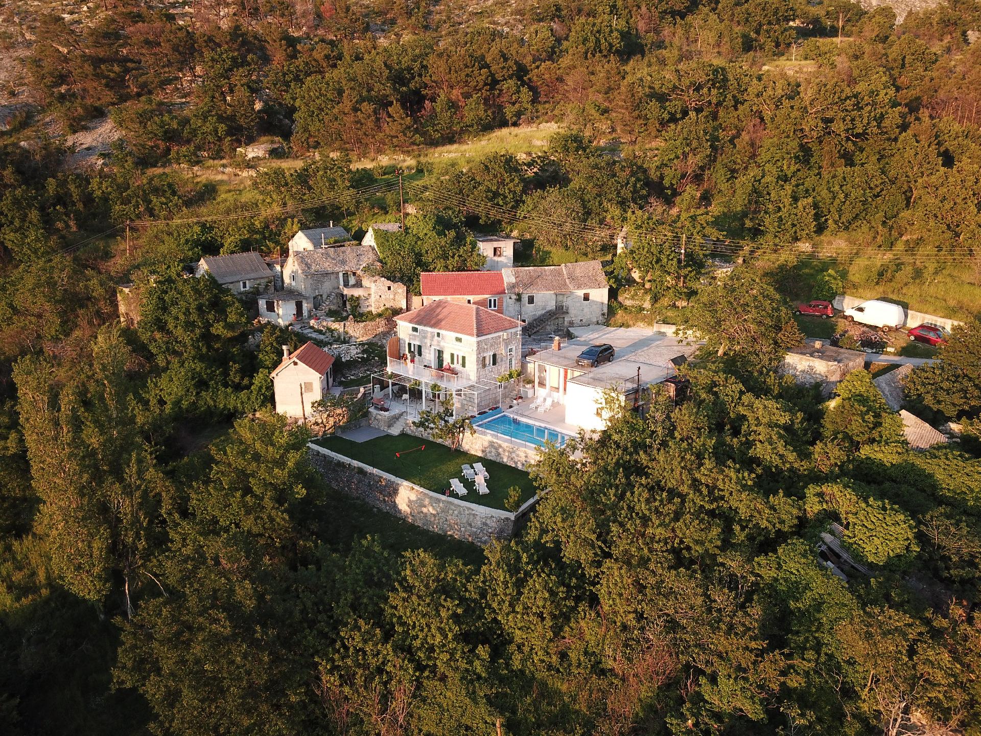 Ferienhaus mit Veranda in einer schönen Hangl Ferienhaus in Dalmatien