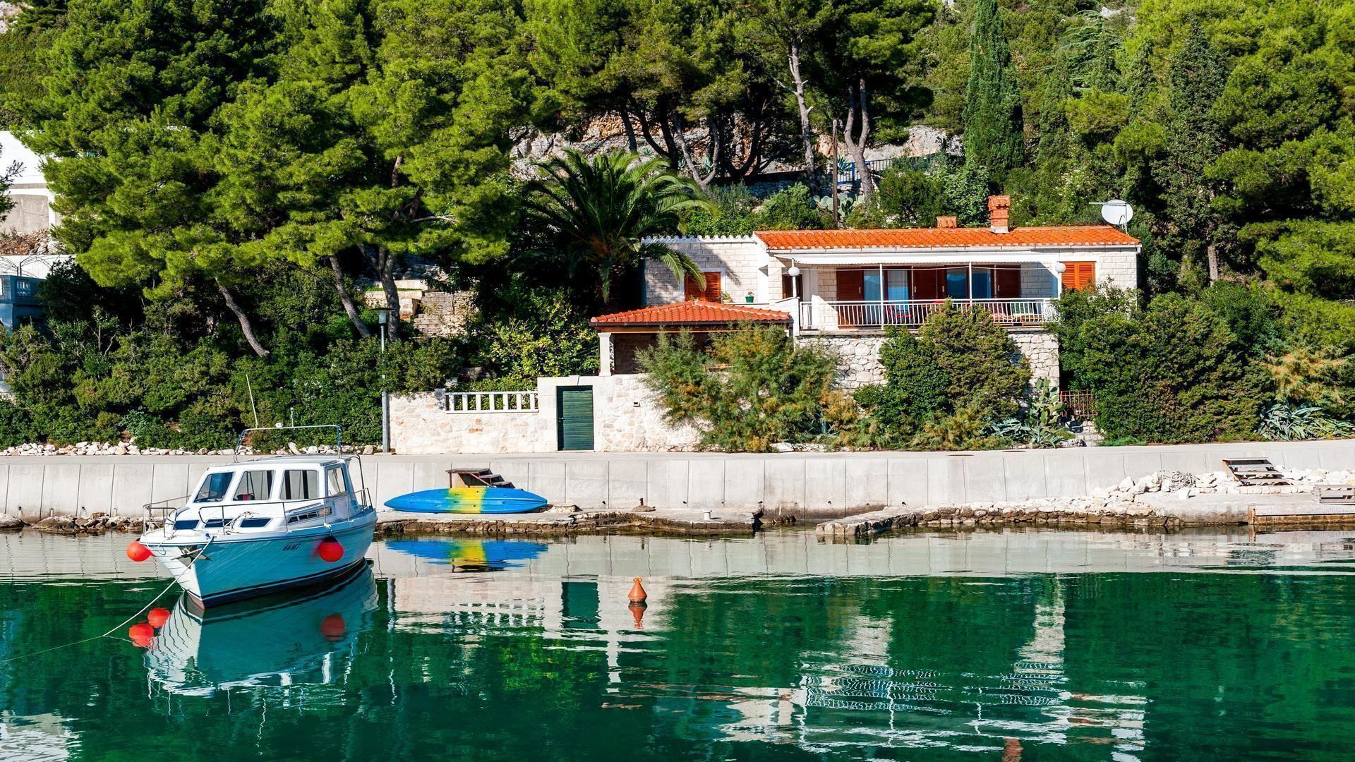 Ferienhaus mit Terrasse am Strand mit Bootsteg Ferienhaus in Kroatien