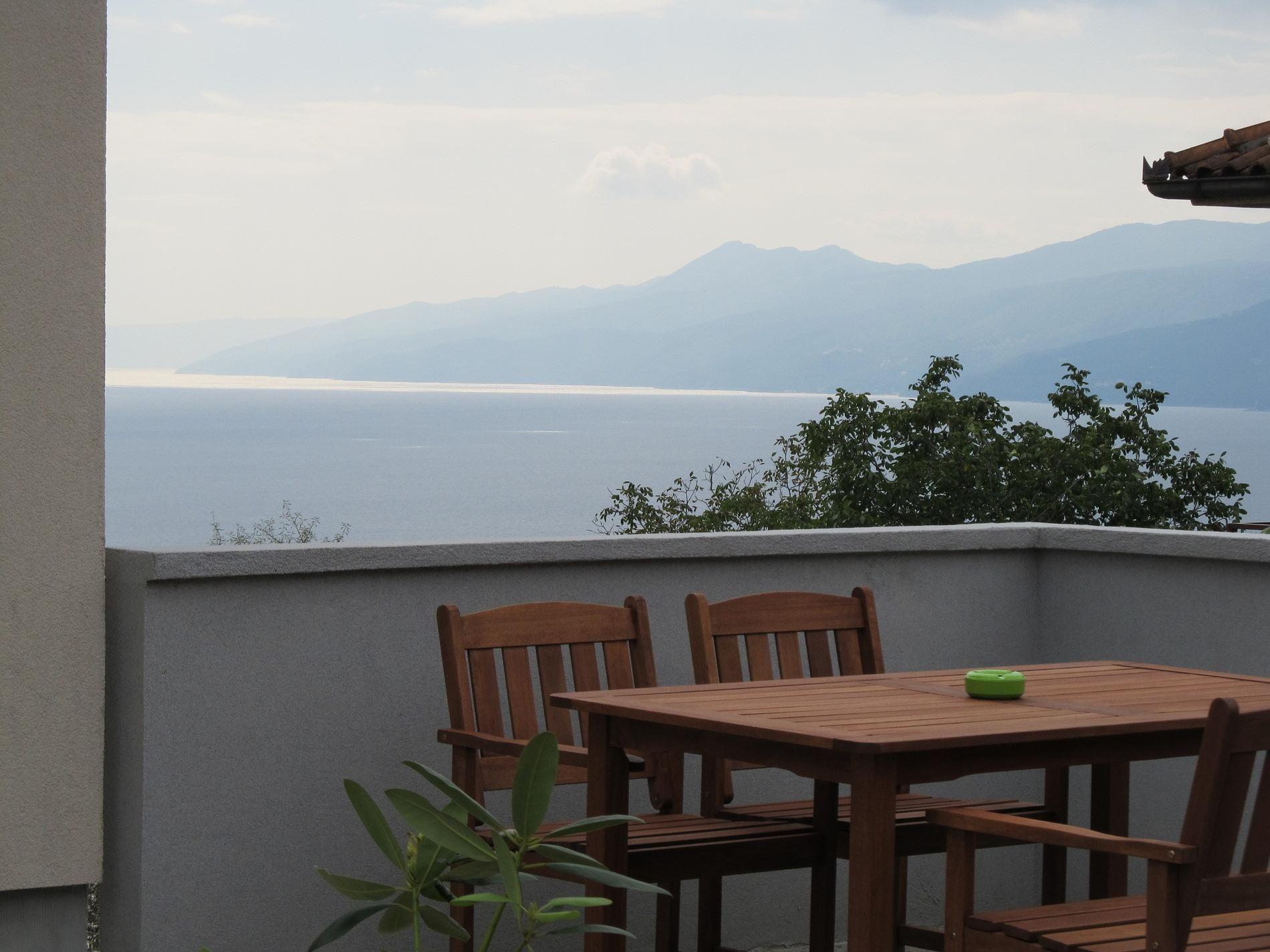  Ferienwohnung mit Terrasse und Meerblick  Ferienhaus in Kroatien