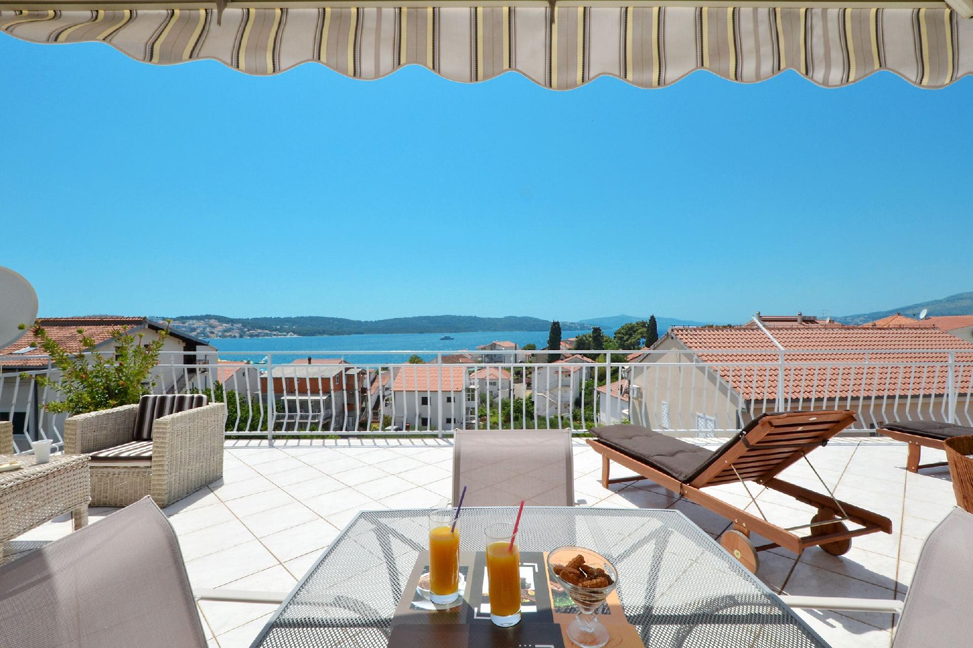 Ferienwohnung mit großer Terrasse, zwei Balk Ferienwohnung  Split Riviera