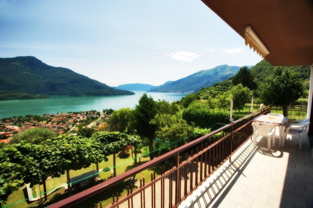  Ferienwohnung mit Kamin und Seeblick-Balkon  Ferienhaus in Italien