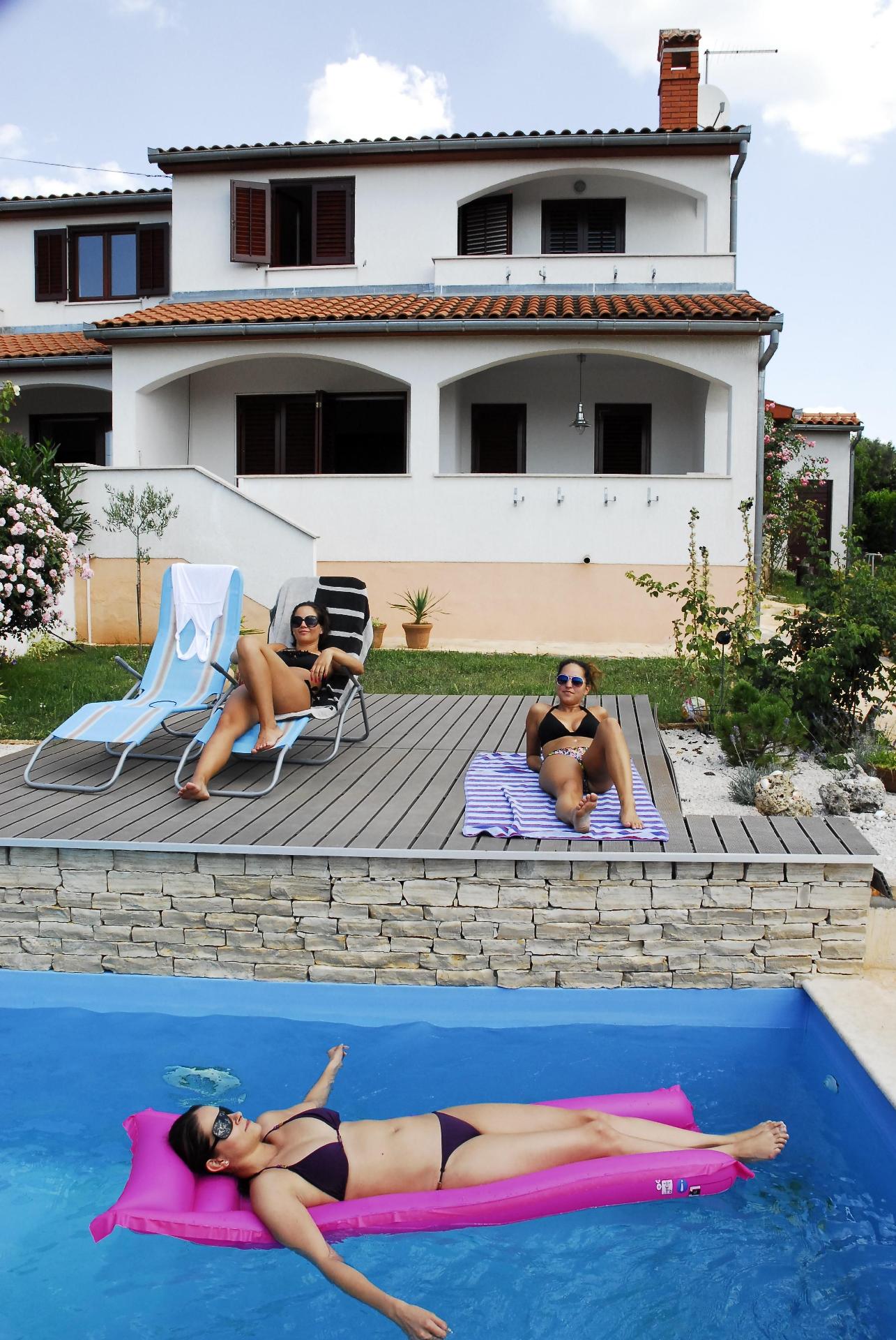 Ferienhaus mit Balkon, überdachter Terrasse u Ferienhaus in Kroatien