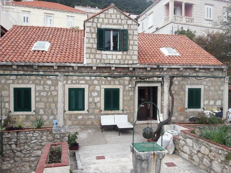 Große Ferienwohnung mit Terrasse, gleich vor Ferienhaus in Dalmatien
