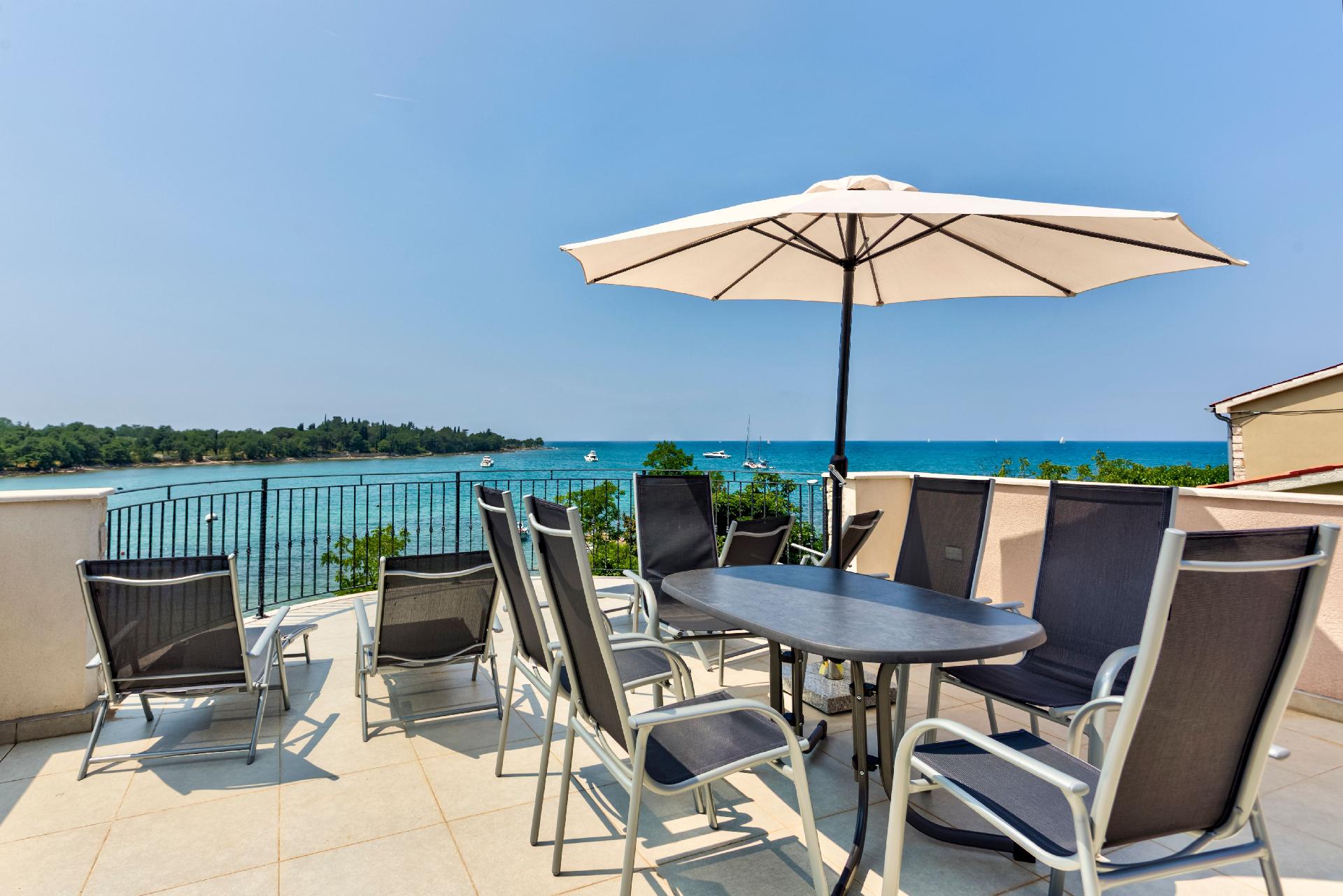 Moderne Ferienwohnung mit zwei Balkonen, direkt am  in Istrien
