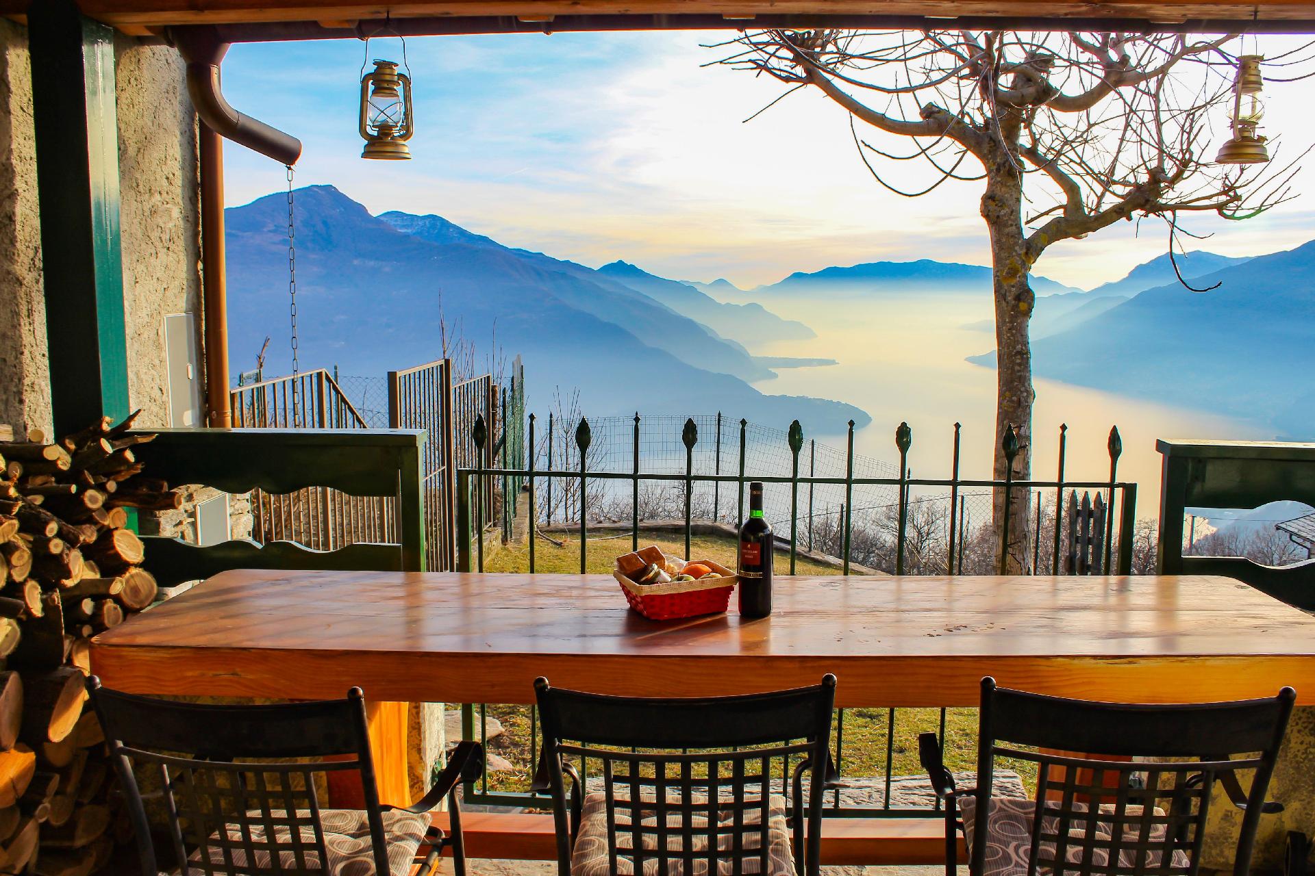 Almhaus mit Seeblickveranda, gelegen in den Bergen Ferienhaus  Comer See - Lago di Como