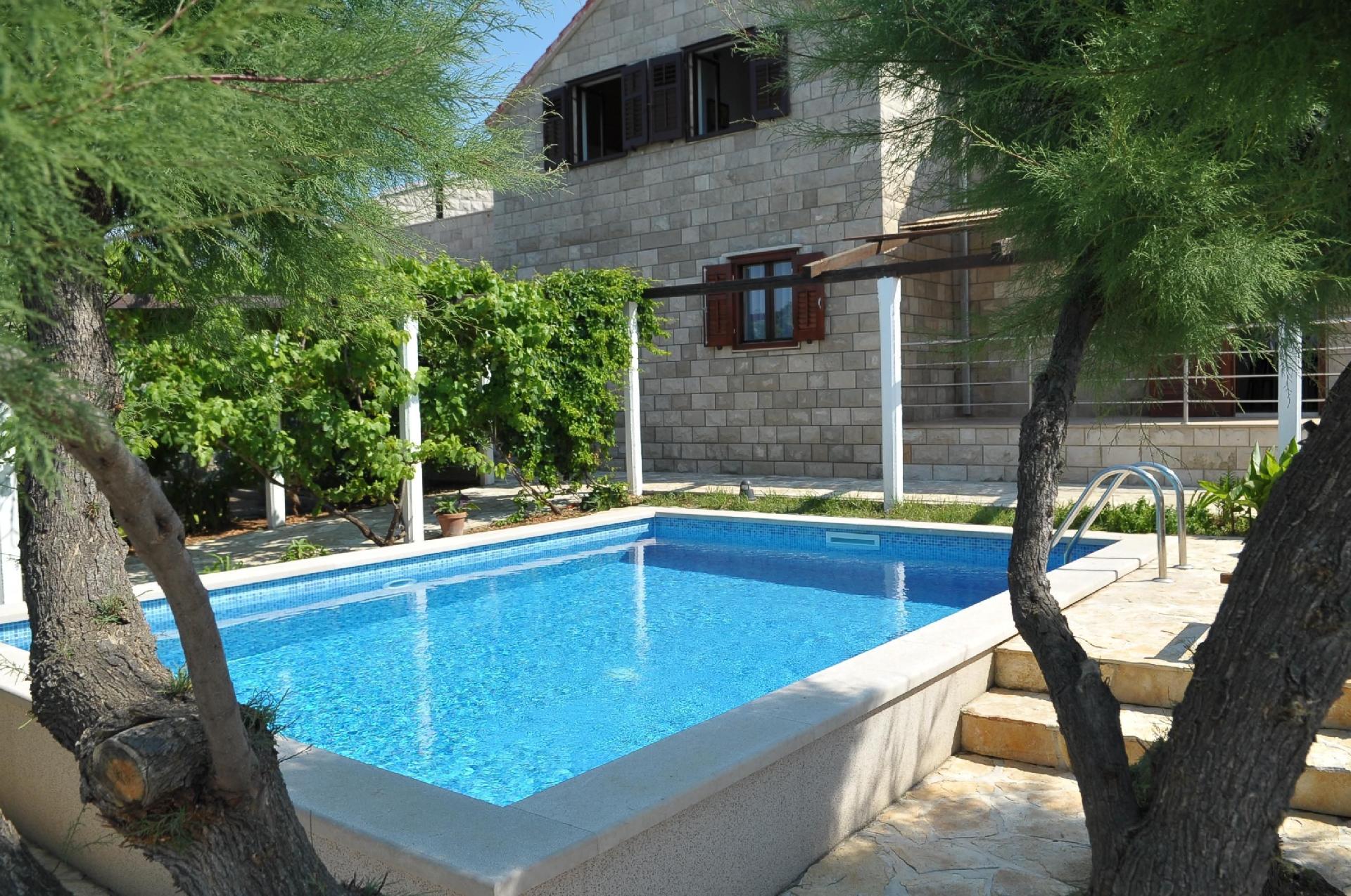 Großes Ferienhaus mit Garten, eigenem Pool,  Bauernhof in Dalmatien