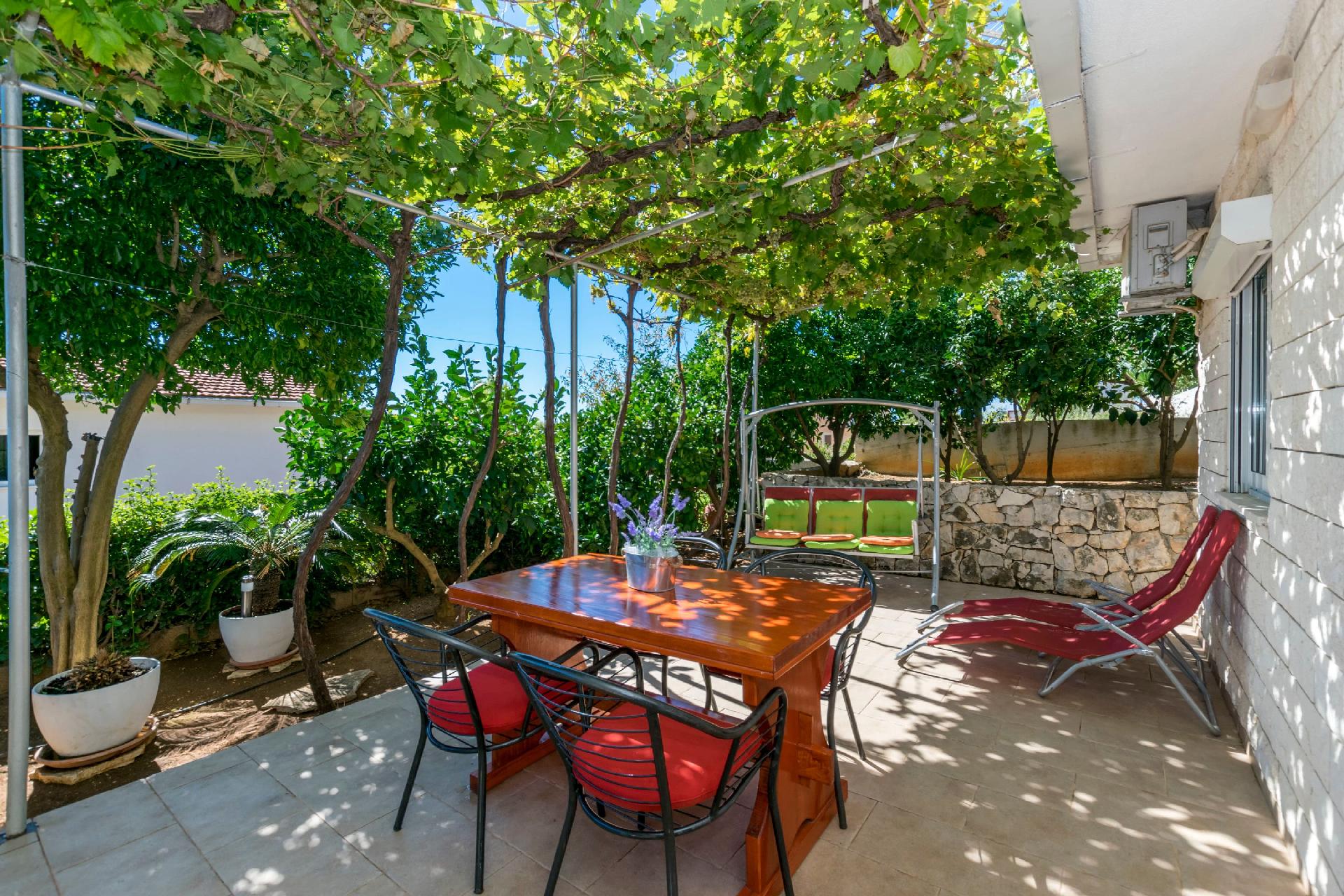 Ruhiggelegenes Apartment mit Terrasse in Strandn&a Ferienhaus  Split Riviera