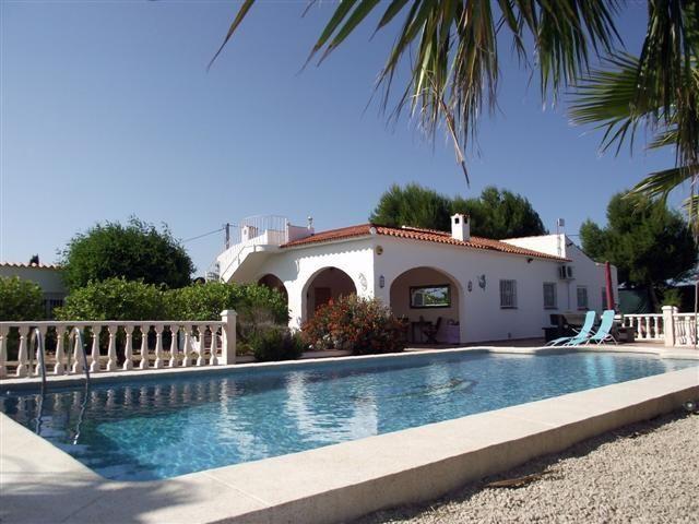 Villa im spanischen Stil mit großem Pool und Ferienhaus in Europa