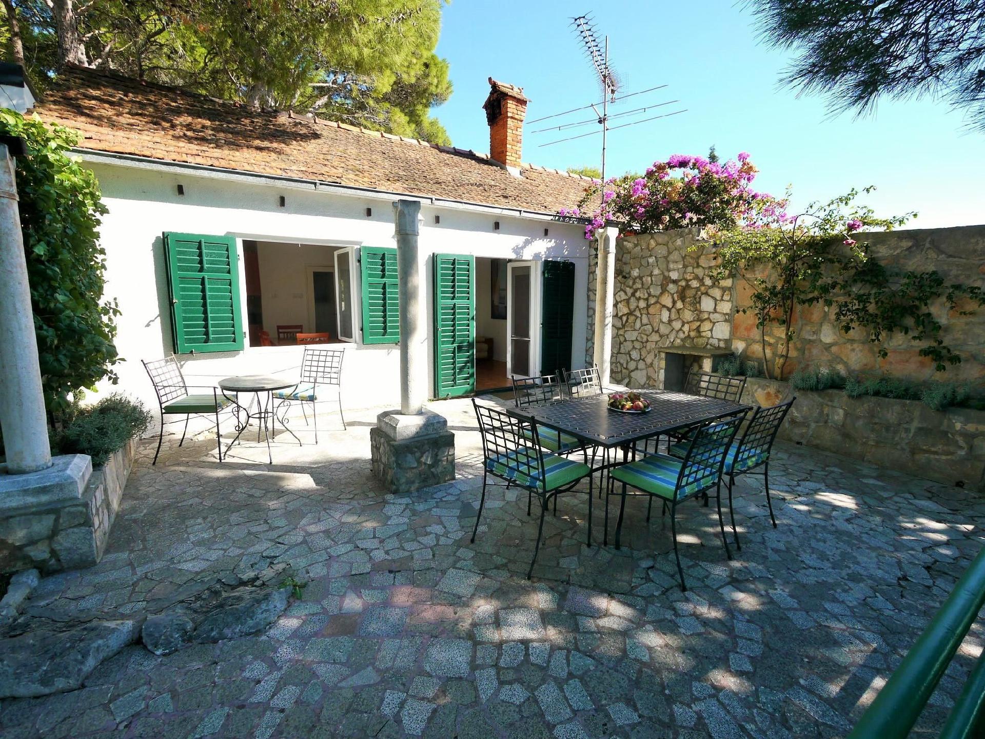 Ferienhaus mit moderner Einrichtung sowie einer Te Ferienhaus in Dalmatien