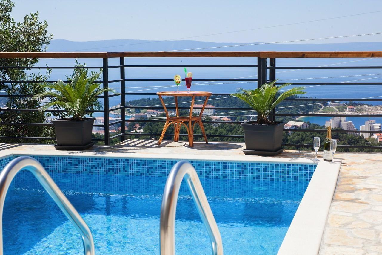 Ferienhaus mit beheiztem Pool, Terrasse mit Meerbl Ferienhaus in Kroatien