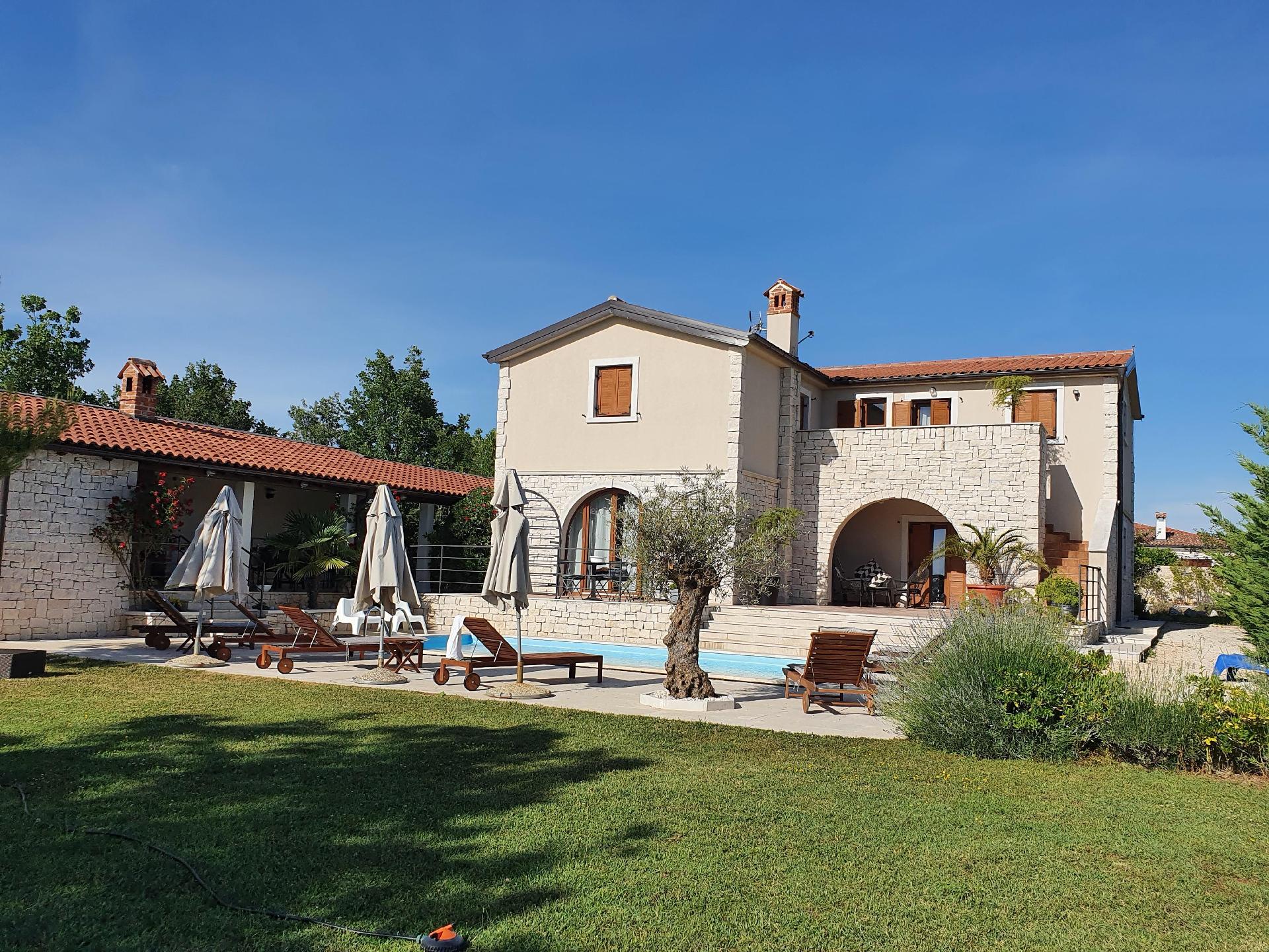 Neues Haus mit vier Schlafzimmern, eigenem Pool un  in Istrien
