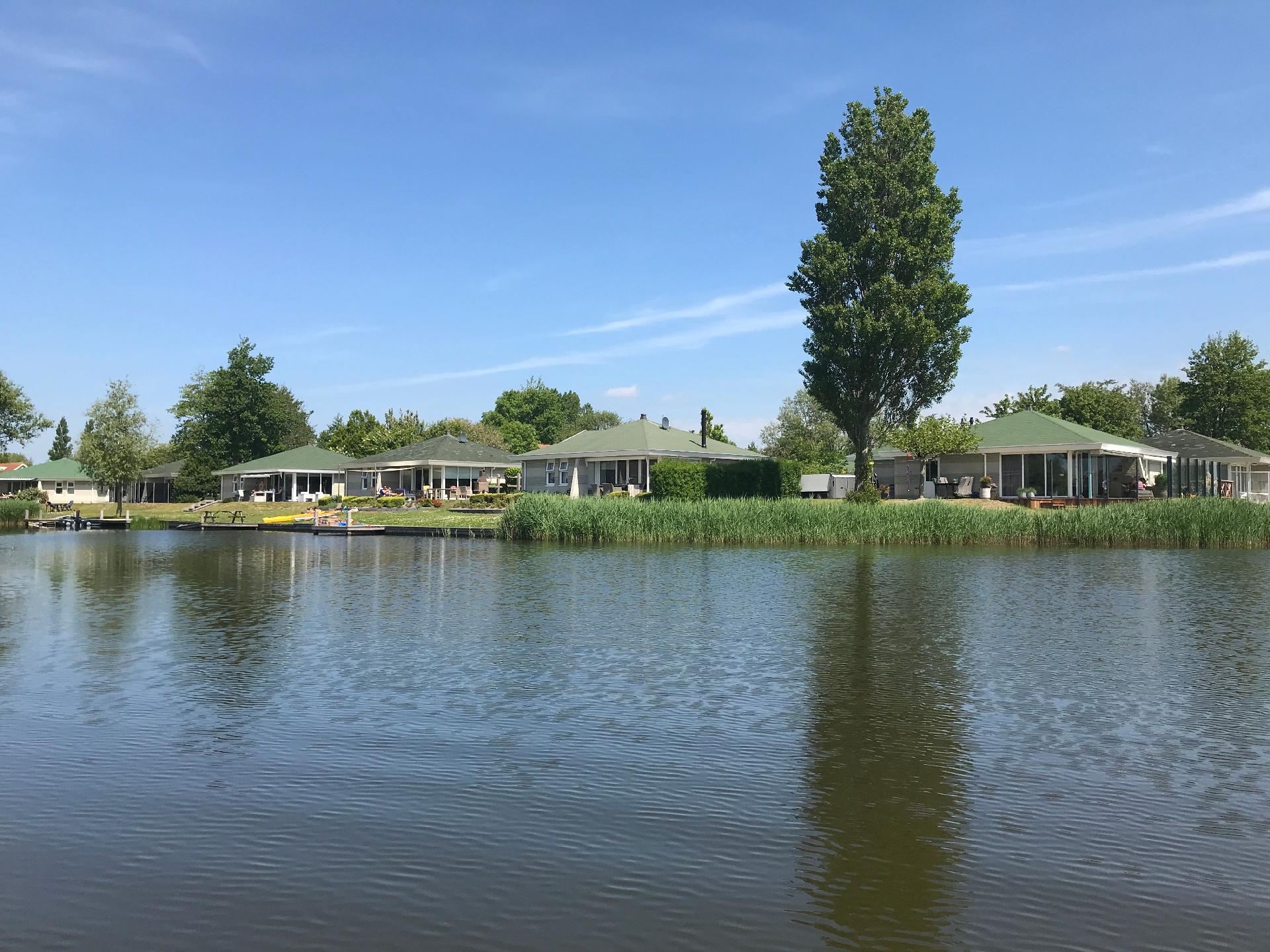 Nettes Ferienhaus in Makkum mit Terrasse Ferienhaus in den Niederlande