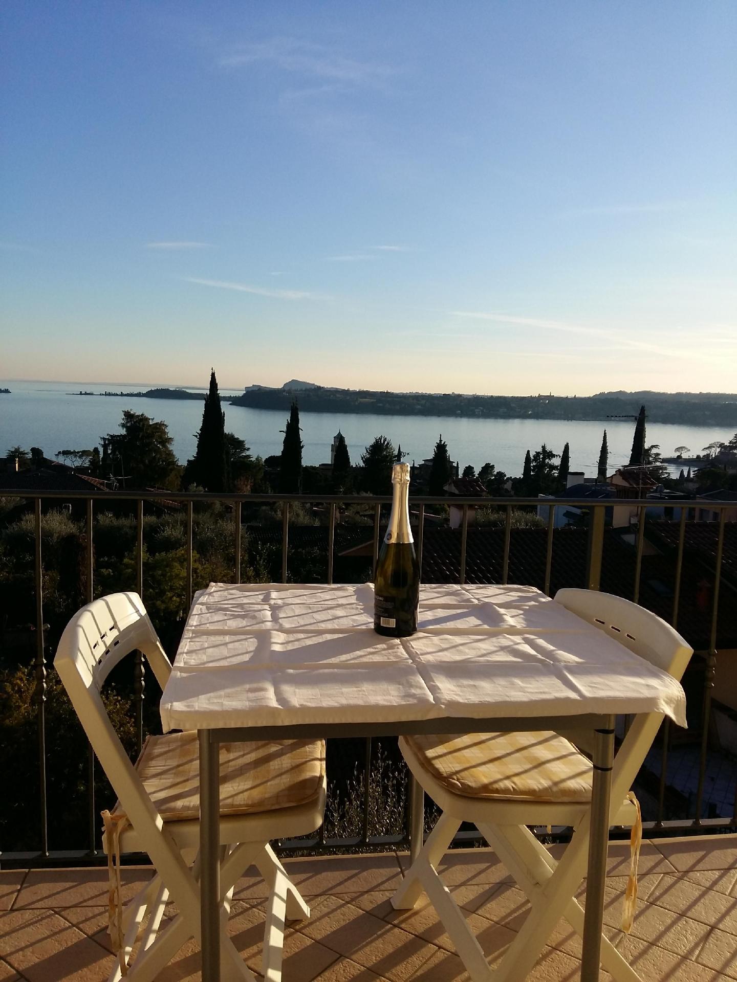 Ferienwohnung mit Balkon und Blick auf den See  in Italien