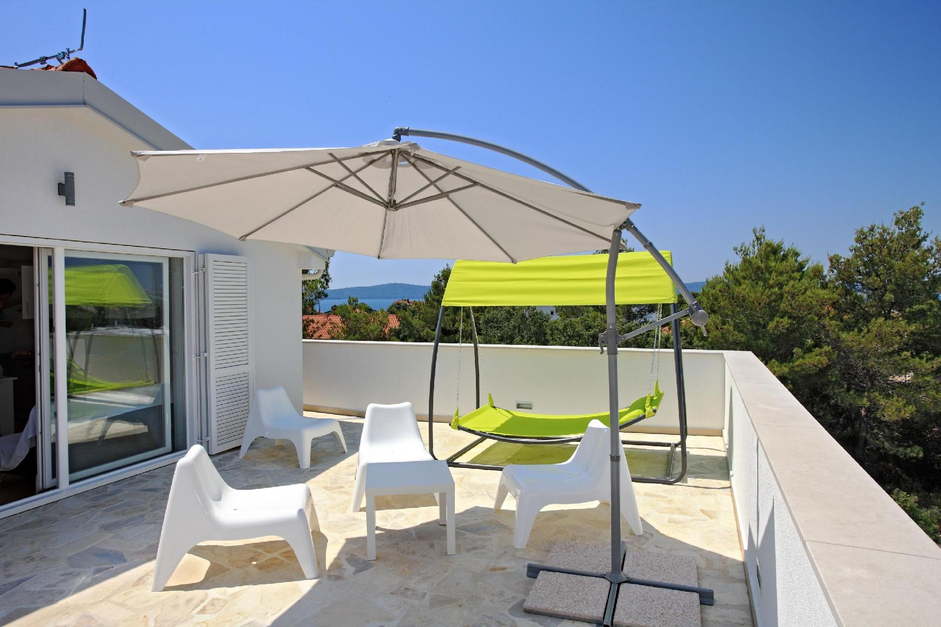 Luxuswohnung mit Terrasse und Meerblick am Wald in Ferienhaus in Dalmatien