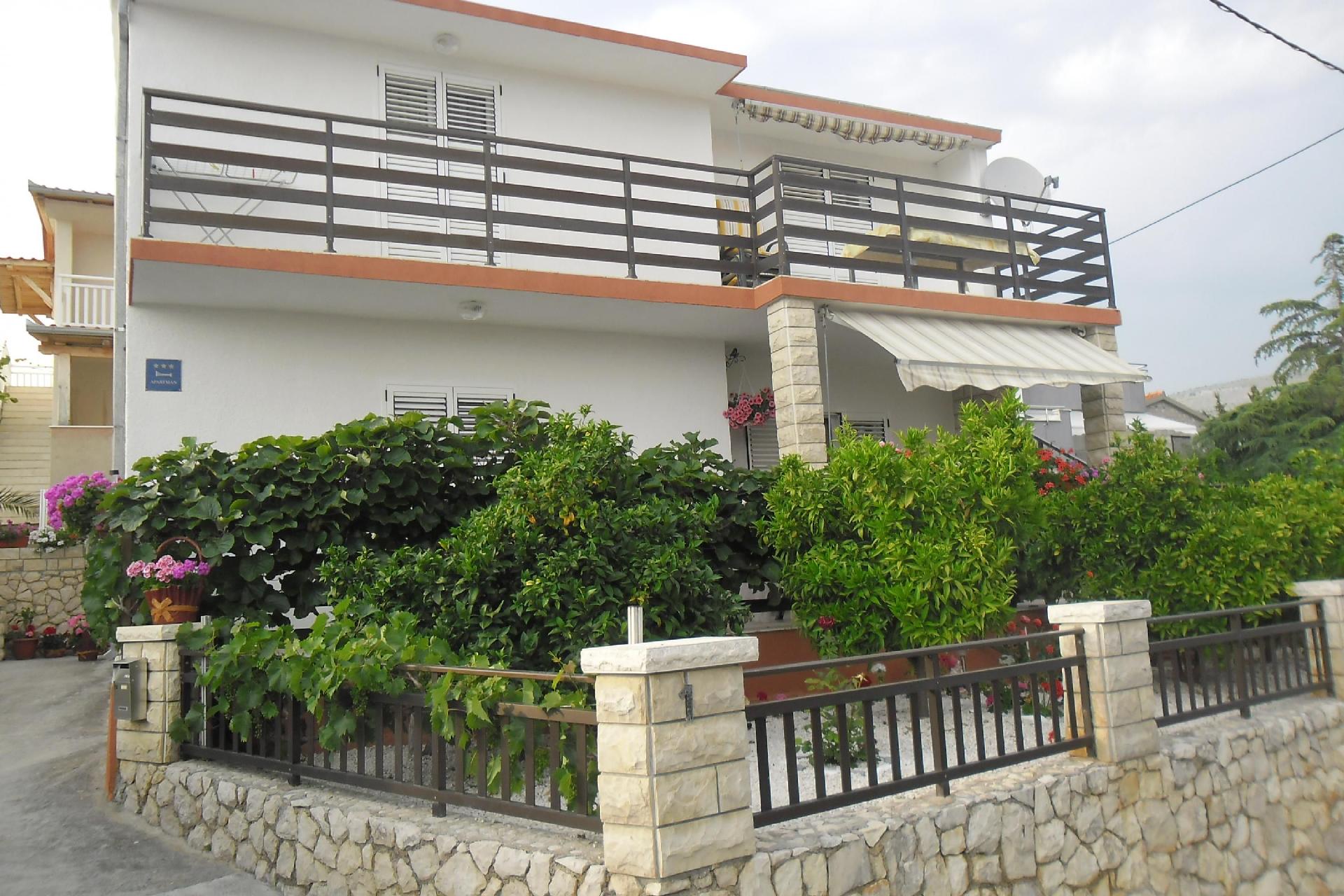 Wohnung mit schönem Balkon, nur wenige Meter    Split Riviera
