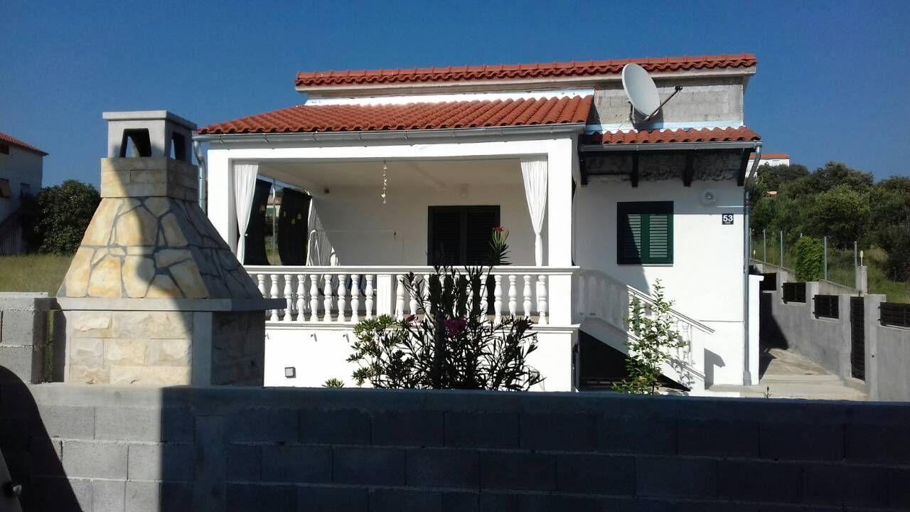 Alleinstehendes Ferienhaus mit überdachter T Ferienhaus in Dalmatien