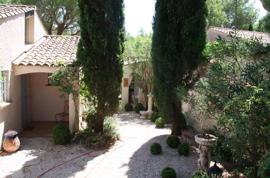 Landestypisches Haus, umgeben von einem gepflegten Ferienhaus  CÃ´te d'Azur