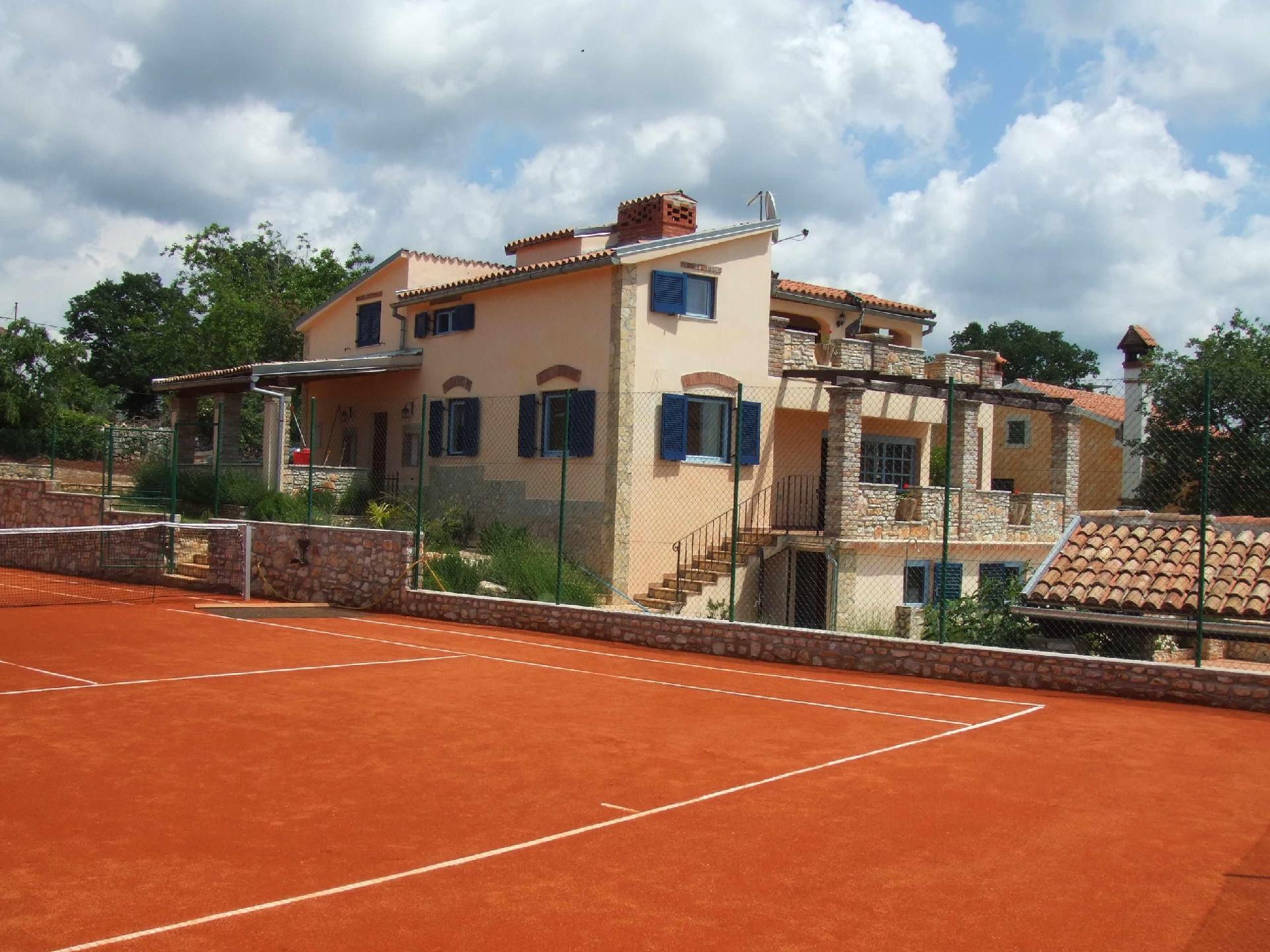  Ruhiggelegene Villa mit eigenem Tennisplatz und P Ferienhaus 
