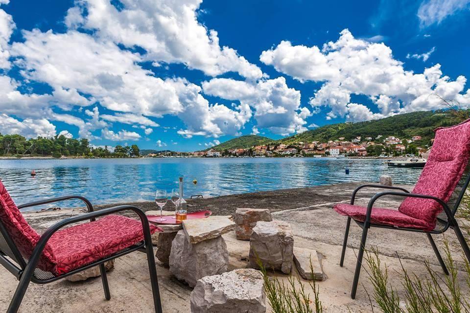Strandnahes Steinhaus mit Terrasse, Whirlpool und  Ferienwohnung in Kroatien