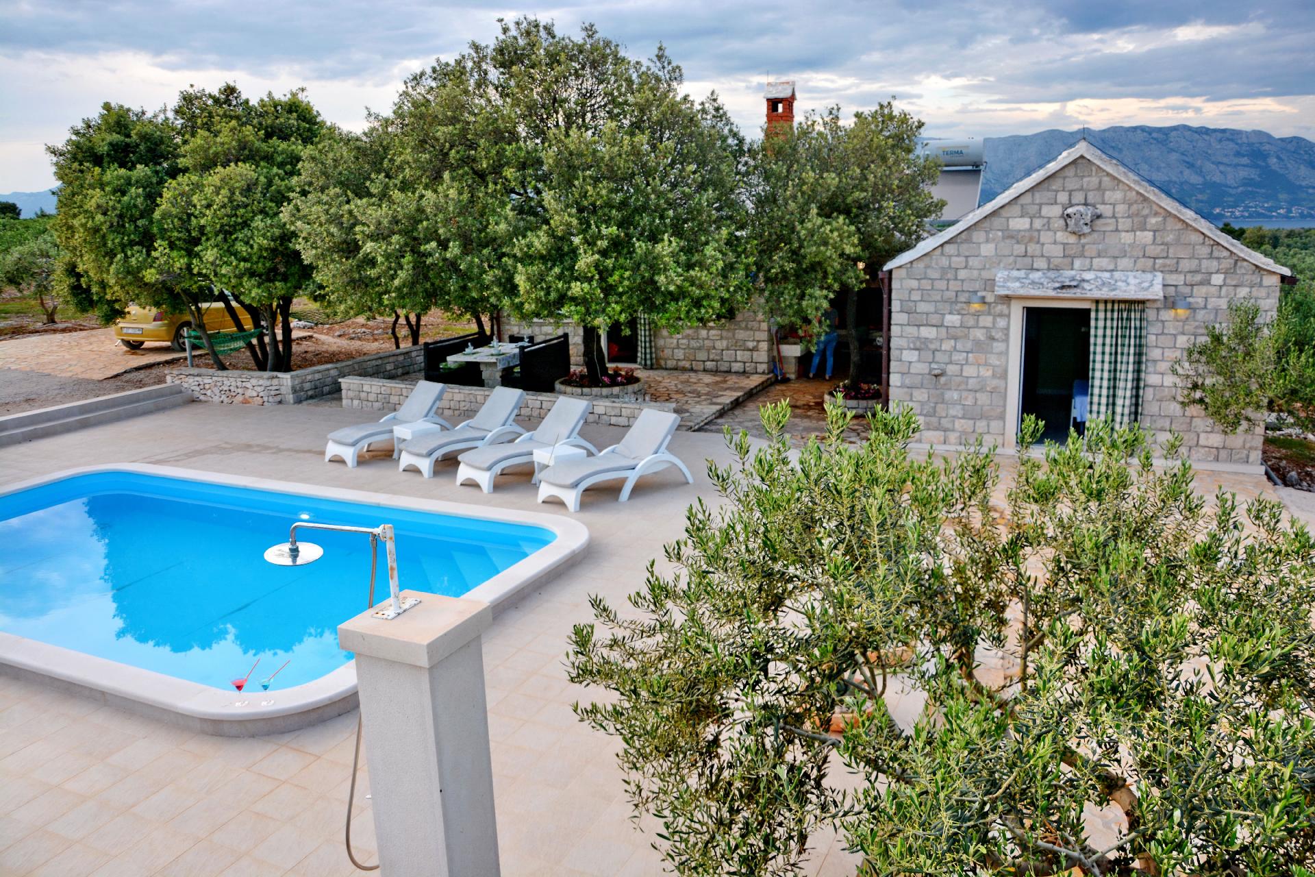 Ferienhaus mit Terrasse und Pool in herrlicher Nat   kroatische Inseln