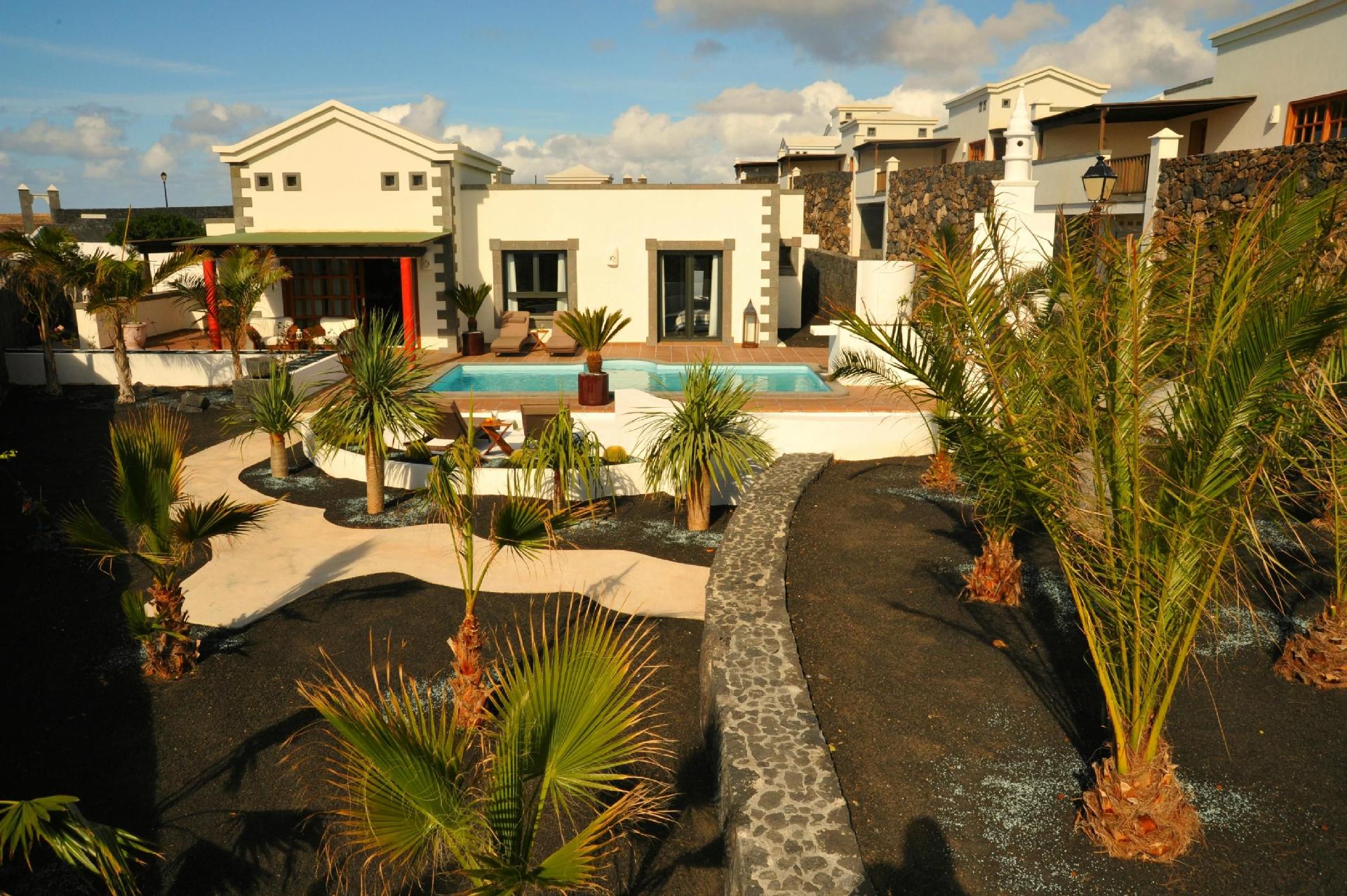 Modern eingerichtetes Ferienhaus mit Pool im Garte   Lanzarote