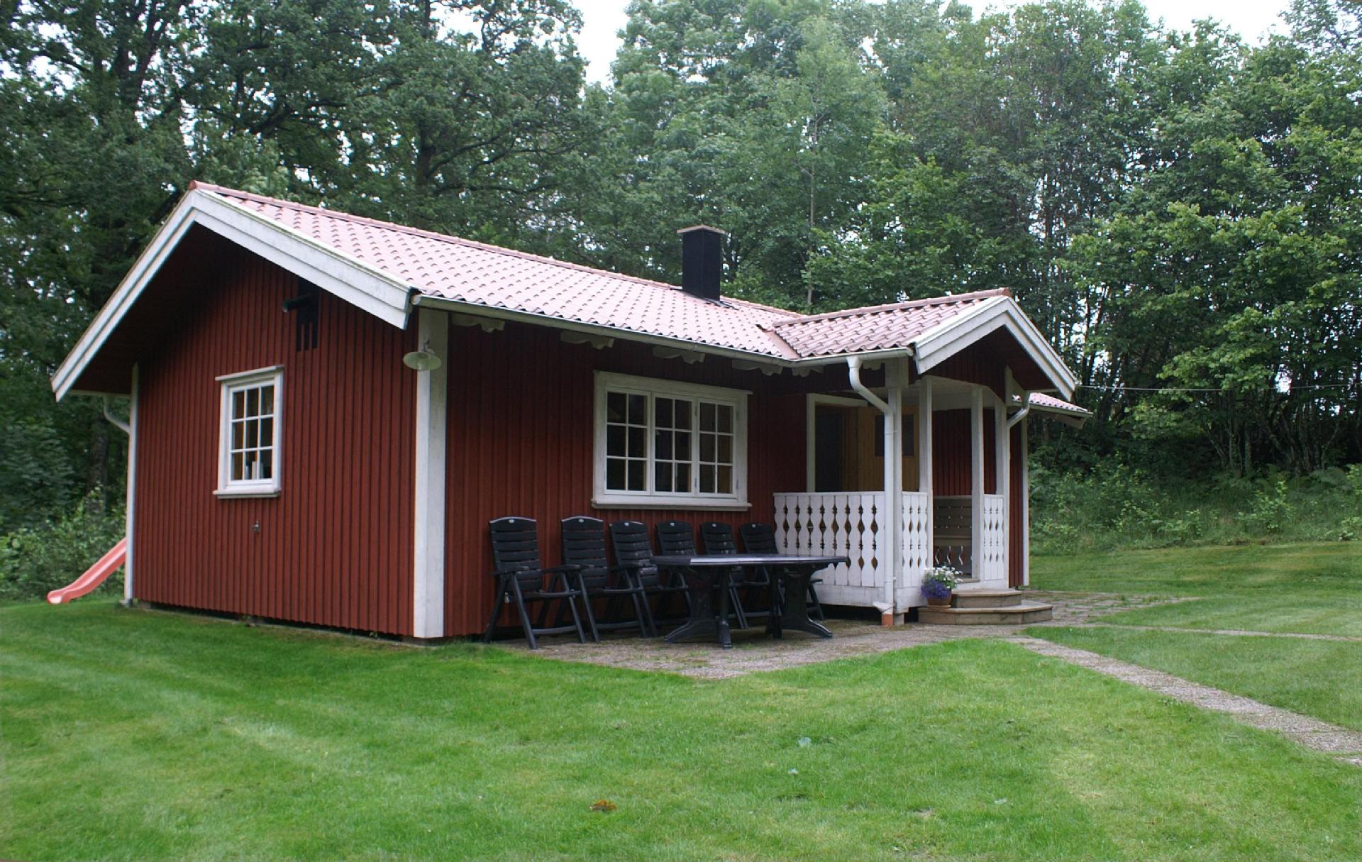 Charmantes Holzhaus mit Nebengebäude Ferienhaus in Schweden