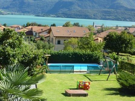 Ferienwohnung mit Terrasse und Seeblick sowie Gart Ferienhaus in Italien
