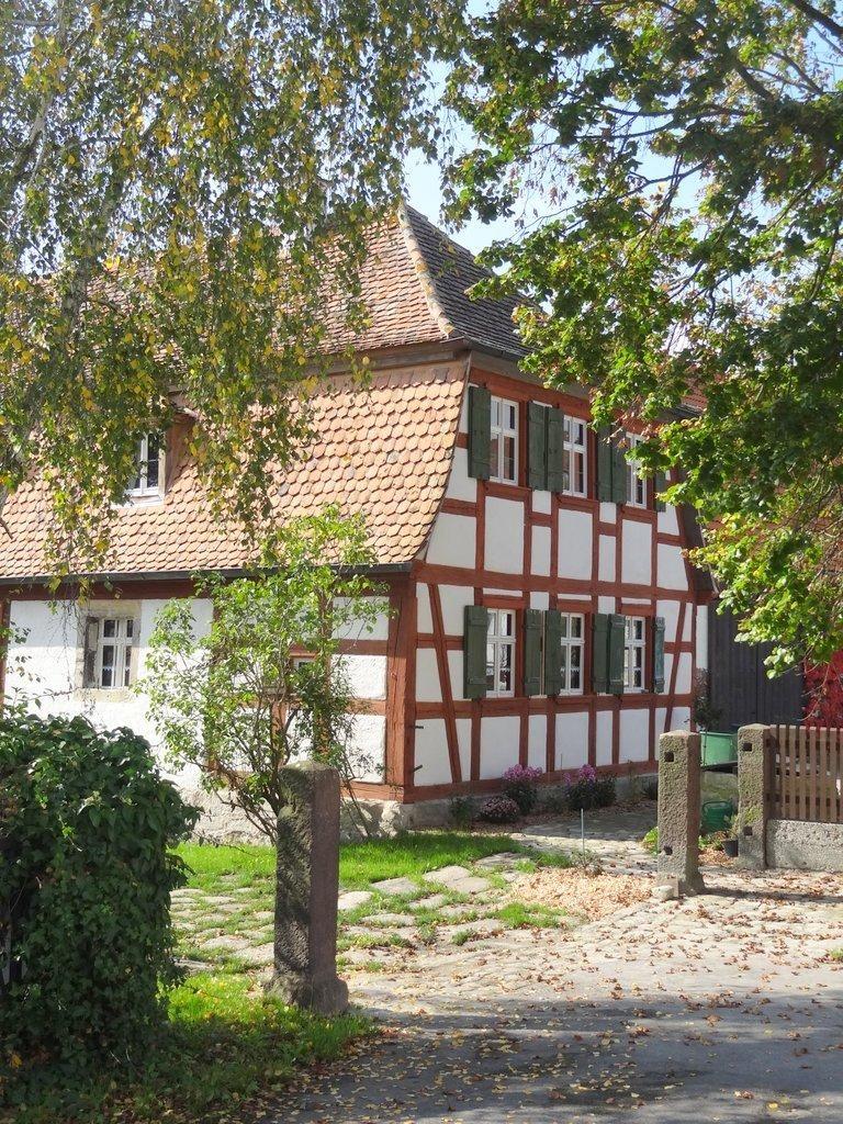 Ferienwohnung in Ortsrandlage, Kaminofen, Garten,    Steigerwald