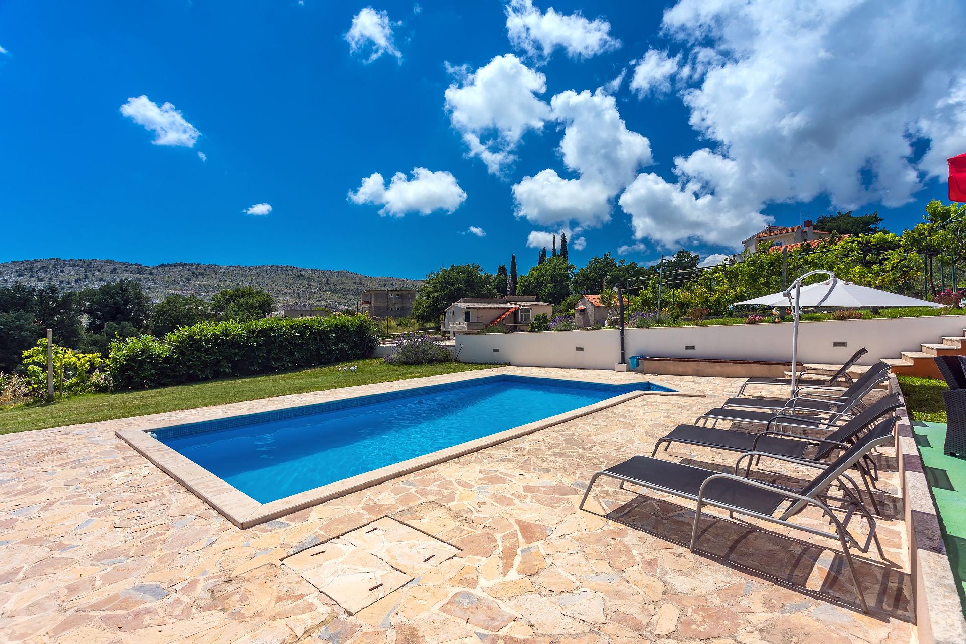 Haus mit fantastischem Pool, Billardraum und eigen Ferienhaus in Dalmatien