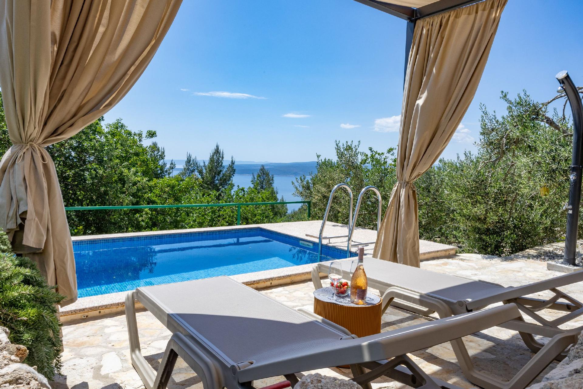 Alleinstehendes Ferienhaus mit Pool und Meerblick  Ferienhaus in Dalmatien