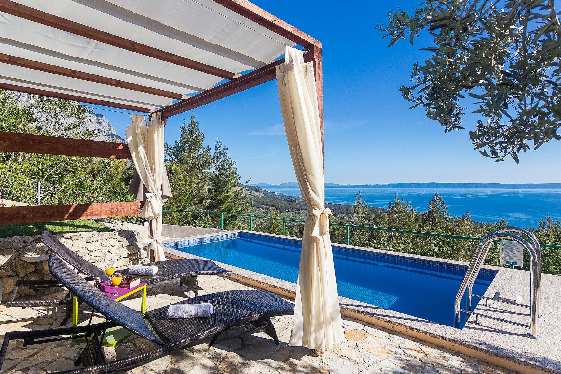 Alleinstehendes Ferienhaus mit Pool und Meerblick  Ferienhaus in Dalmatien