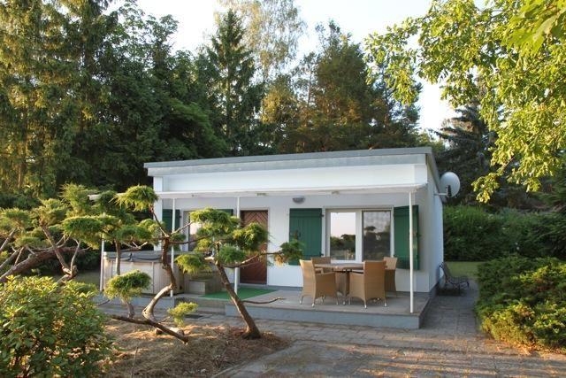 Freistehendes kleines Ferienhausaus mit Whirlpool  Ferienhaus  Brandenburg