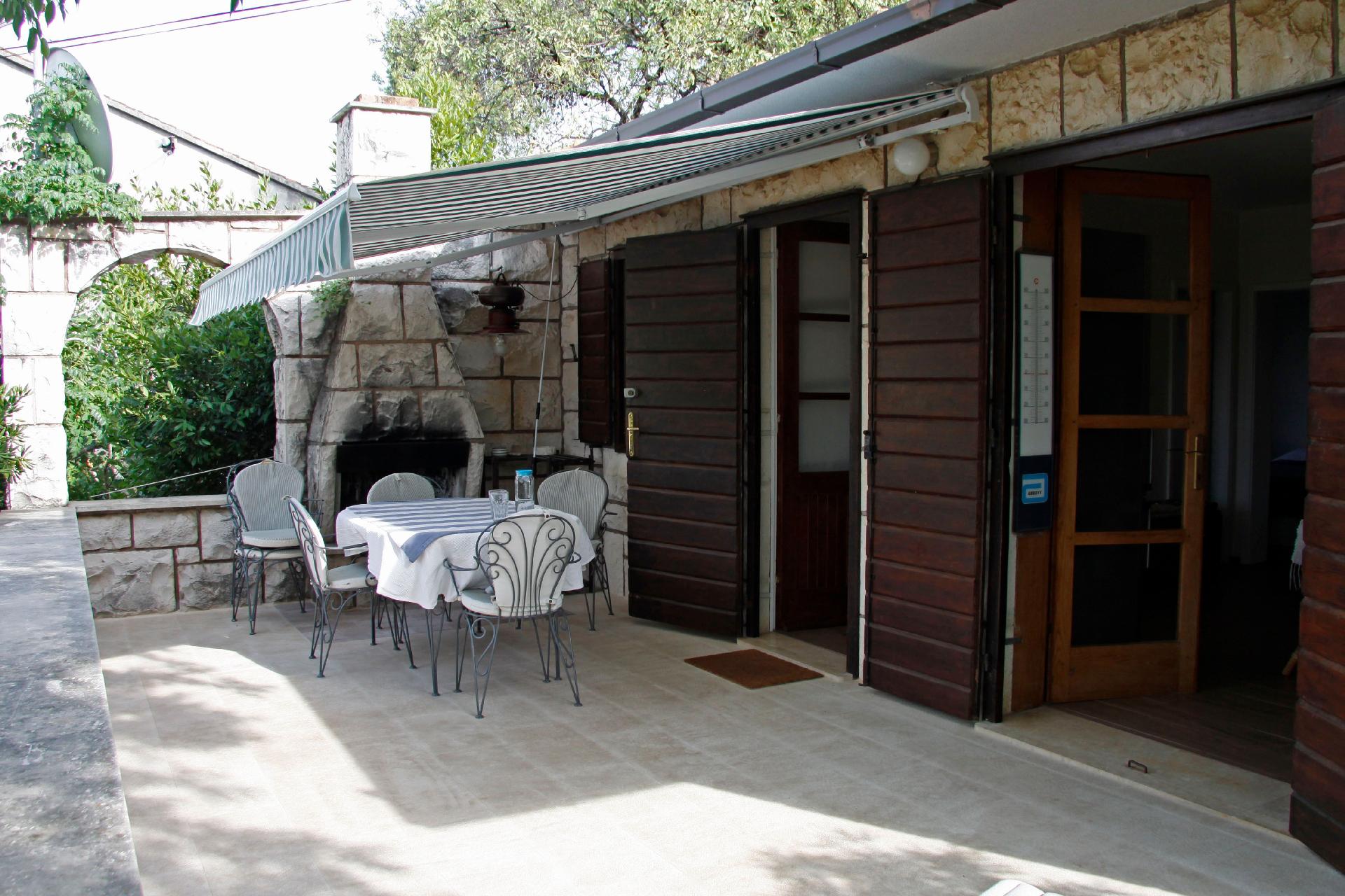 Ferienhaus mit Terrasse mit Steinofengrill und Gar Ferienhaus in Dalmatien