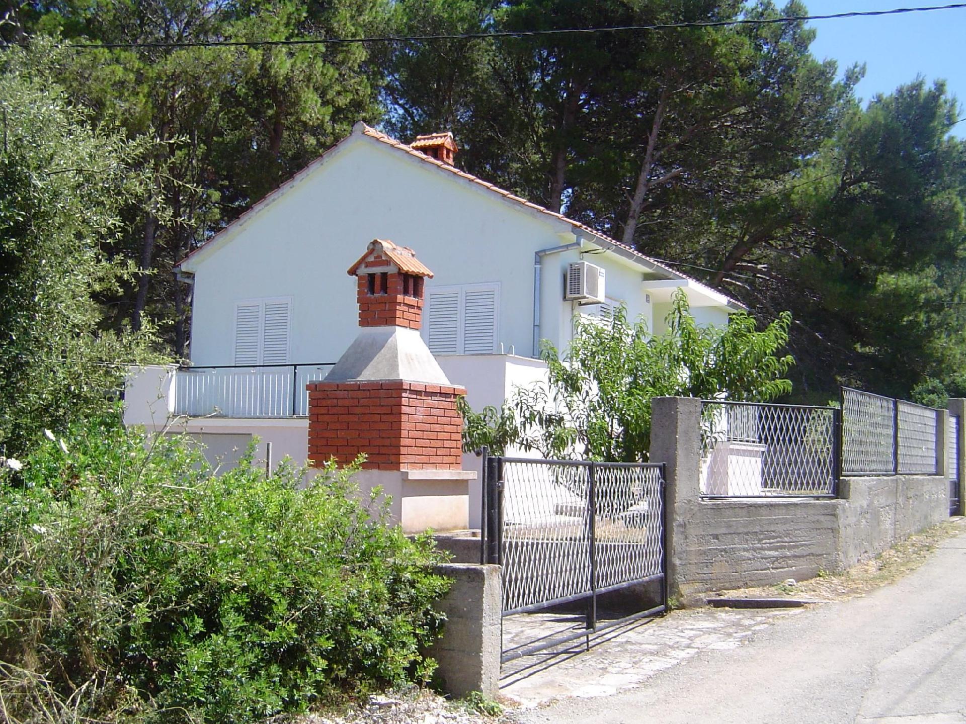 Ferienhaus in Ugljan mit Terrasse, Garten und Gril Ferienhaus  kroatische Inseln