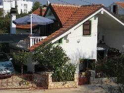 Kleine Wohnung in Jezera mit Möblierter Terra Ferienhaus in Kroatien
