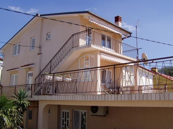 Modernes Appartment mit Panoramablick zum Meer und Ferienhaus  Novi Vinodolski
