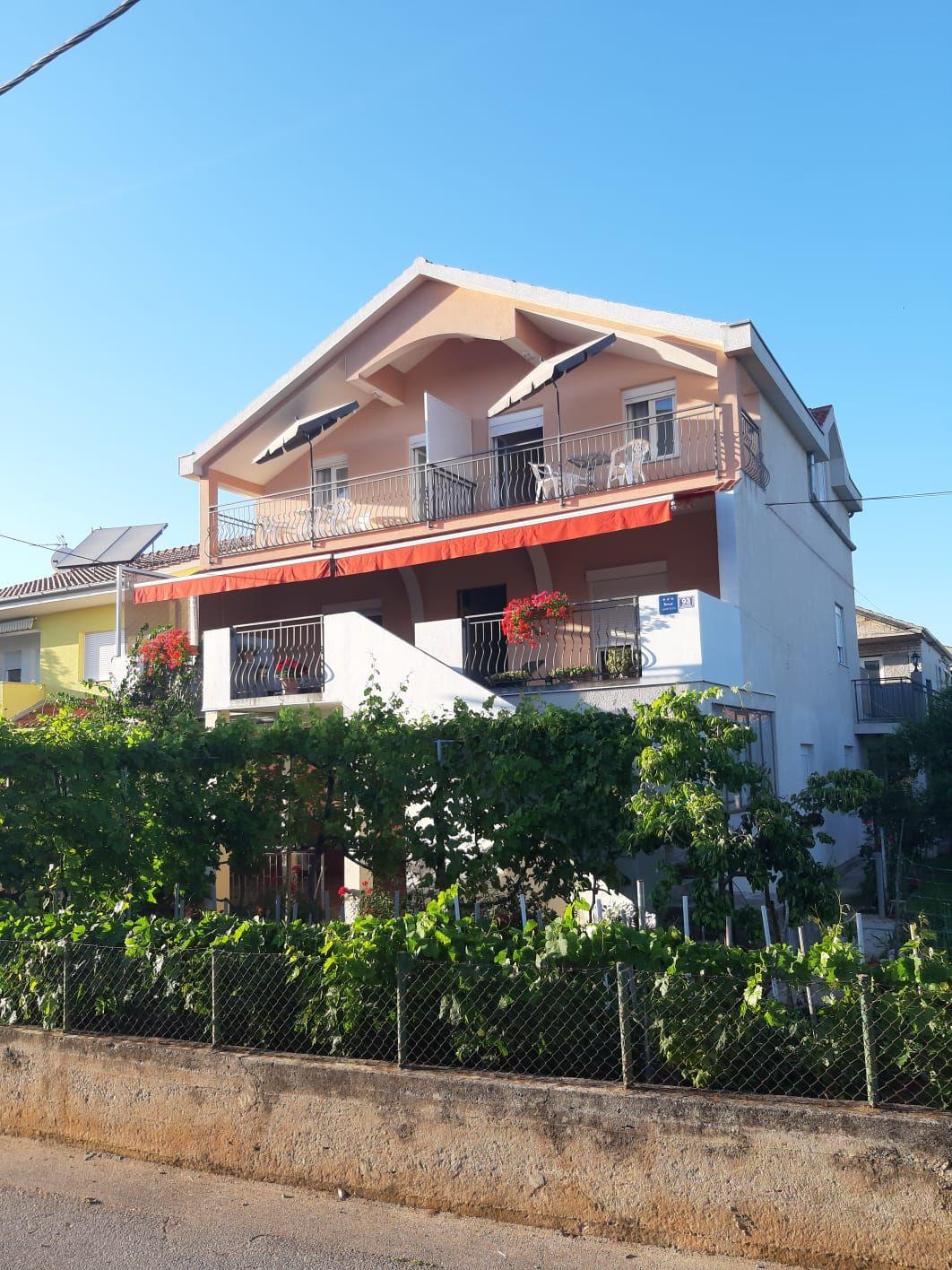 Appartement mit überdachter Terrasse Ferienhaus in Dalmatien