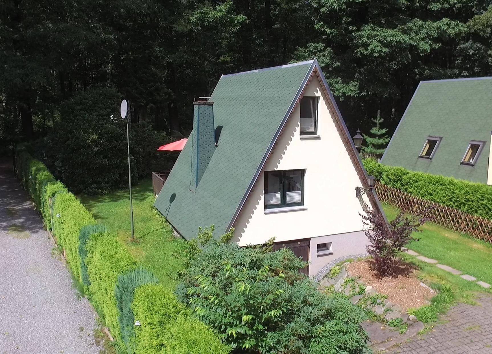 Kleines, modern eingerichtetes Ferienhaus mit Terr Ferienhaus  Erzgebirge